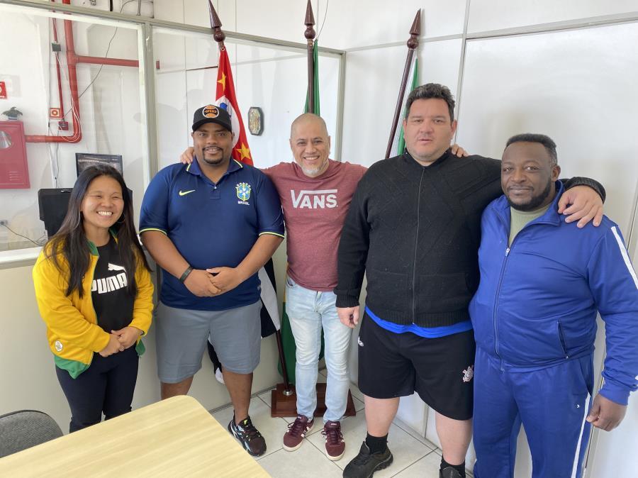 O Secretário Geraldo Luís Pedroso (Esporte e Lazer) e sua equipe; Cristiane Kajiwara, presidente da CBFA ; e Ricardo Trigo, o presidente da Federação Paulista de Futebol Americano e diretor do Corinthians Steamroll