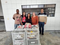 A entrega dos 220 quilos de produtos foi feita pela diretora da Equipe do Extremo Sul, que foi responsável pela organização do evento.