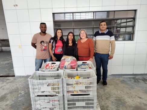 A entrega dos 220 quilos de produtos foi feita pela diretora da Equipe do Extremo Sul, que foi responsável pela organização do evento.