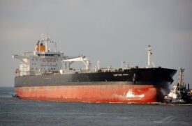 Navio MV Captain John P está na área de fundeio do Porto de Santos
