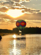 A atividade dura de 30 a 40 minutos e comporta até quatro pessoas ou o peso de 270 quilos