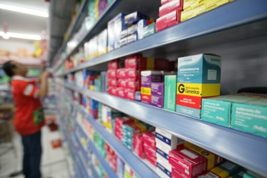 Quem identificar unidades de medicamentos com suspeita de falsificação deve entrar em contato com as empresas detentoras do registro dos produtos para verificar a autenticidade