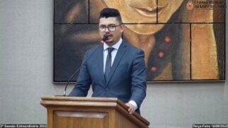 A posse de Renato Oliveira aconteceu por volta das 16h15 desta terça-feira durante uma sessão extraordinária na Câmara de Embu das Artes