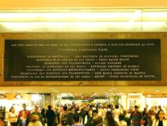 Placa de inauguração da Rodoviária do Tietê