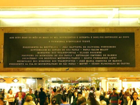 Placa de inauguração da Rodoviária do Tietê