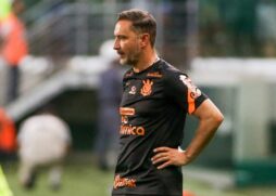 Vítor Pereira alegou problemas pessoais para deixar o Brasil e acertou com o Flamengo 12 dias após saída do Corinthians