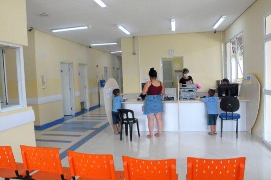 Unidades de saúde que oferecem consultas agendadas realizam busca ativa, como ligações para os munícipes dias antes do atendimento para confirmar a presença