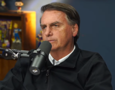 A leitura da "Carta às brasileiras e aos brasileiros" reuniu professores, estudantes e parlamentares na sede da PUC-Rio, na Gávea, e foi encerrado aos gritos de "fora, Bolsonaro"