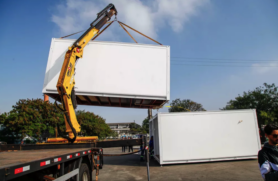 Instalação de casas modulares na Vila Reencontro, no Centro de SP