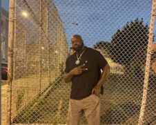 Shaquille O'Neal foi perguntado se seus comentários eram uma brincadeira ou se ele realmente acreditava que a terra seria plana.