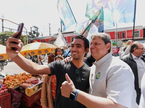 Tarcísio de Freitas durante visita ao Mercado da Lapa