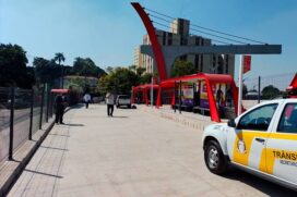Os ônibus que fazem o transporte Vai e Vem da linha 4-Amarela tem capacidade para cerca de 200 passageiros por viagem