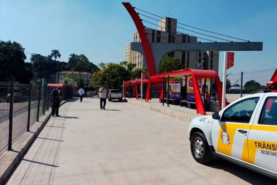 Os ônibus que fazem o transporte Vai e Vem da linha 4-Amarela tem capacidade para cerca de 200 passageiros por viagem