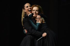 Wanessa Camargo e Sandy cantam juntas.