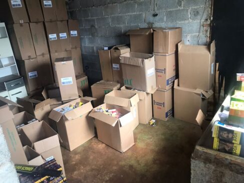 Na casa onde foram pegos pela Polícia, ainda foram encontrados três aparelhos: um bloqueador de sinal e dois detectores, sendo um de metal e outro de sinal