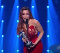 Anitta leva prêmio de clipe de música latina no VMA vestindo 'vermelho PT