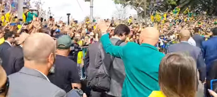 Luciano Hang com seu tradicional terno verde