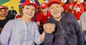 Lula ao lado de Gleisi Hoffmann