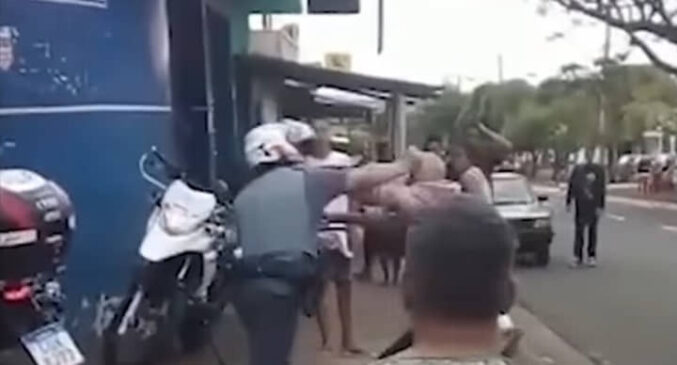 Policial dá soco em idoso, que desmaia no meio da rua