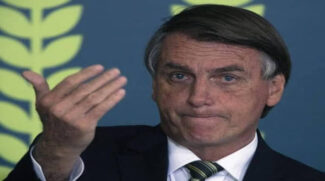 Um outro estojo, que inclui relógio, caneta, abotoaduras, anel e um tipo de rosário, todos da marca suíça de diamantes Chopard e supostamente destinados a Bolsonaro, estava em poder de um outro integrante da comitiva e não foi interceptado pela fiscalizaç