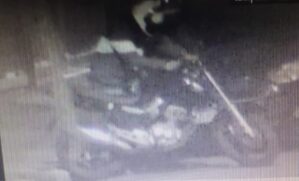 Outra ocorrência aconteceu também na madrugada de segunda-feira, quando policiais militares flagraram dois criminosos cortando a fiação de um poste semafórico na Avenida Getúlio Vargas