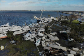 Barcos danificados em porto de Fort Myers, na Flórida, após passagem do furacão Ian