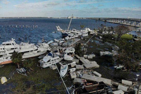 Barcos danificados em porto de Fort Myers, na Flórida, após passagem do furacão Ian