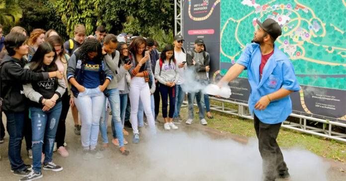 Apresentação do Show da Física durante o evento de 2018
