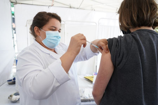 Atualizar as vacinas contra Covid para serem mais adaptadas às novas variantes pode ser mais eficaz na proteção contra o vírus do que utilizar doses bivalentes