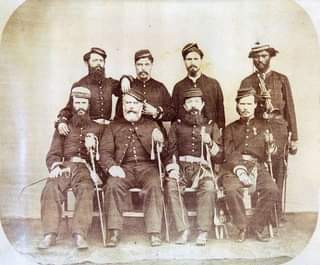 Alusão ao que foi o Esquadrão Militar Porto-Felicense dos Voluntários da Sereníssima Princesa, movimento ocorrido na Vila de Porto Feliz algum tempo antes do dia 7 de setembro de 1822, para apoiar a Imperatriz Leopoldina na sua luta pela Independência.