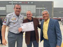 O prefeito de Igaratá, Elzo de Souza, recendo a honraria Moeda Challenge Coin.