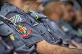 Conforme a PM, assim que acionados via 190, os policiais chegaram ao endereço