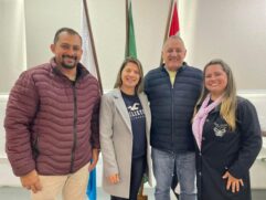 O prefeito de Igaratá, Elzo de Souza, acompanhado da secretária de saúde, Tatiany Pereira, da Diretora de Saúde, Diane Lima, e do Enfermeiro Juliano.