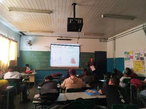 Os alunos compartilharam as experiências que já tiveram com relação à reciclagem e tiraram dúvidas sobre o tema
