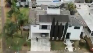 Com uma ordem da Justiça, policiais civis entraram numa mansão, em um condomínio em Goiás