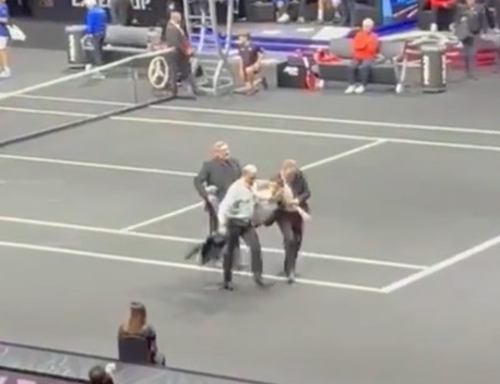 A segurança do evento agiu rapidamente e retirou o ativista de quadra. O homem não resistiu a 'prisão'