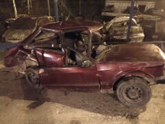 Um acidente envolvendo dois automóveis, um caminhão e uma motocicleta.