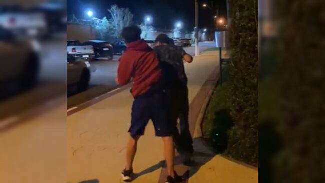 No vídeo é possível observar que outros adolescentes e até adultos presenciam a cena e não fazem nada