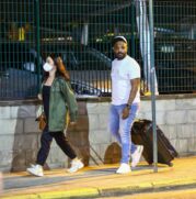 Arlindinho e Alessandra Negrini no aeroporto Santos Dumont no Rio de Janeiro.