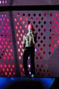 Após rumores de cancelamento de seu show, Justin Bieber fez sua estreia no Rock in Rio ao fim da noite deste domingo.