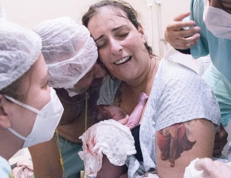 Doula Amanda Trentin com a gestante Juliana Oliveira