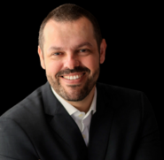 Xavier é adepto da ideologia liberal, que defende um Estado mínimo, e se define como um defensor radical da liberdade