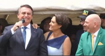 Bolsonaro, ao lado de Michelle Bolsonaro e do empresário Luciano Hang, em ato de 7 de Setembro