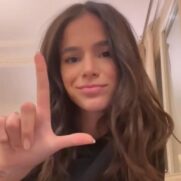 Bruna Marquezine se posiciona nas redes sociais.