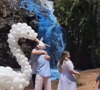 O casal que viralizou com o chá de revelação após tingir as águas de uma cachoeira de azul.