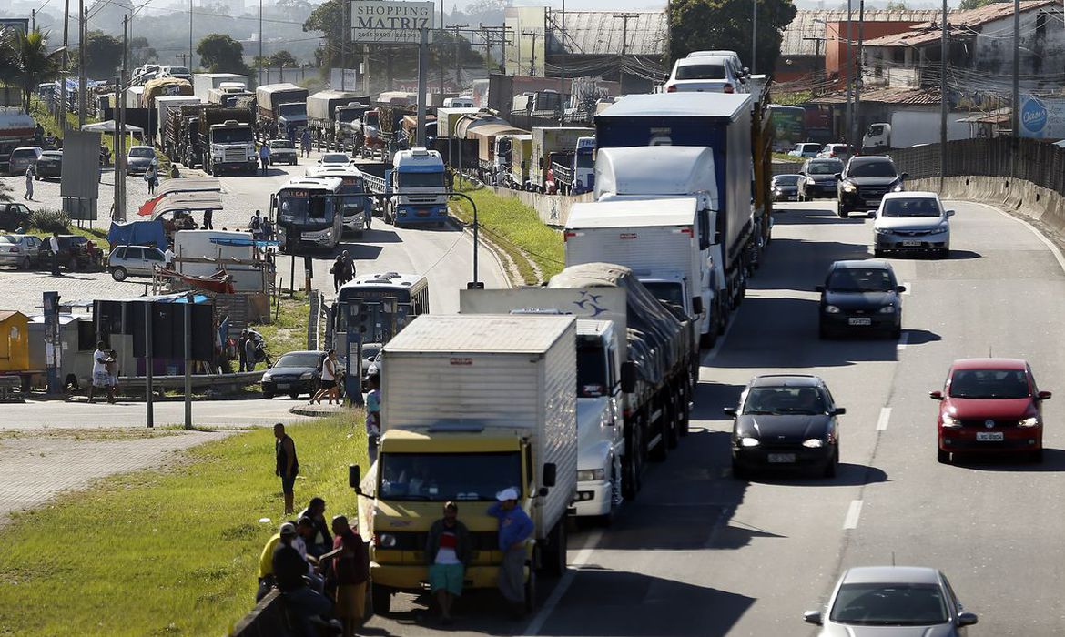 Caminhoneiros ameaçam iniciar uma greve nacional