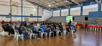 À ocasião, 80 profissionais, entre professores, técnicos desportivos, instrutores e estagiários da pasta participaram de uma palestra sobre "Desenvolvimento Pessoal"