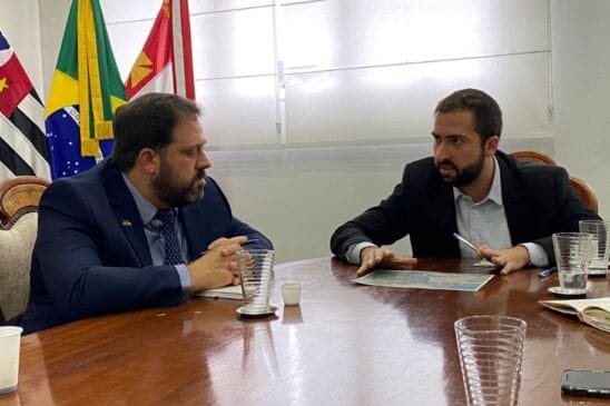 A primeira reunião tratou sobre apresentar ao Cônsul-geral os potenciais turísticos, educacionais, ambientais e culturais do Município