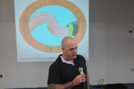 O bombeiro militar Vinicius Sette durante a palestra em alusão ao Setembro Amarelo, em Igaratá.