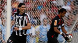 Loco Abreu, com passagem marcante pelo Botafogo no Rio de Janeiro, vai entrar na calçada da fama do Maracanã